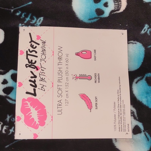 HALLOWEEN OMBRE BLUE SKULL ULTRA PLUSH THROW LUV BETSEY BY BETSEY JOHNSON - Picture 4 of 10